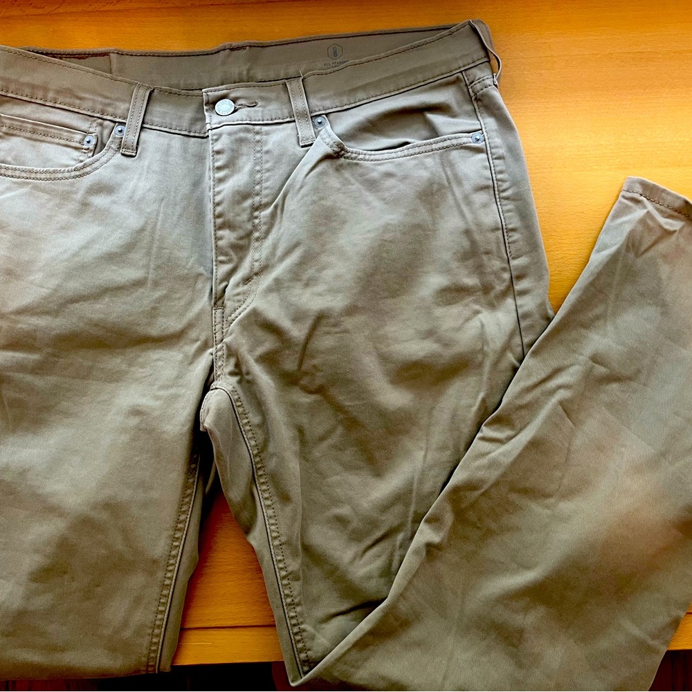 Levi Men khaki jeans. Very lightly worn. W34,L32